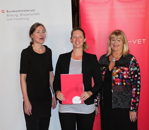 Irina Müllner erhält ihr Zertifikat zur zertifizierten Qualitätsprozessmanagerin von Helene Babel und Klaudia Lettmayr.