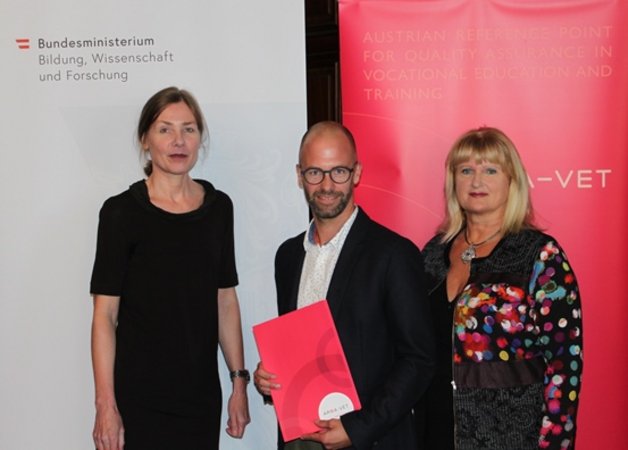 Roman Pölzl erhält sein Zertifikat zur zertifizierten Qualitätsprozessmanager von Helene Babel und Klaudia Lettmayr.