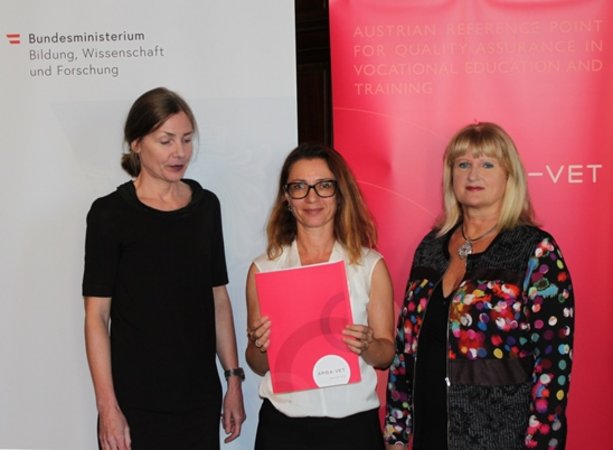 Sabine Reiss erhält ihr Zertifikat zur zertifizierten Qualitätsprozessmanagerin von Helene Babel und Klaudia Lettmayr.