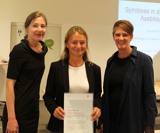 Ursula Klinger erhält ihr Zertifikat zur zertifizierten Qualitätsprozessmanagerin von Helene Babel und Michaela Jonach..