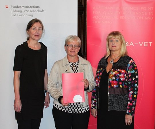 Ingrid Wabra erhält ihr Zertifikat zur zertifizierten Qualitätsprozessmanagerin von Helene Babel und Klaudia Lettmayr.