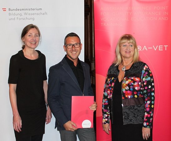 Alexander Prünster erhält sein Zertifikat zur zertifizierten Qualitätsprozessmanager von Helene Babel und Klaudia Lettmayr.