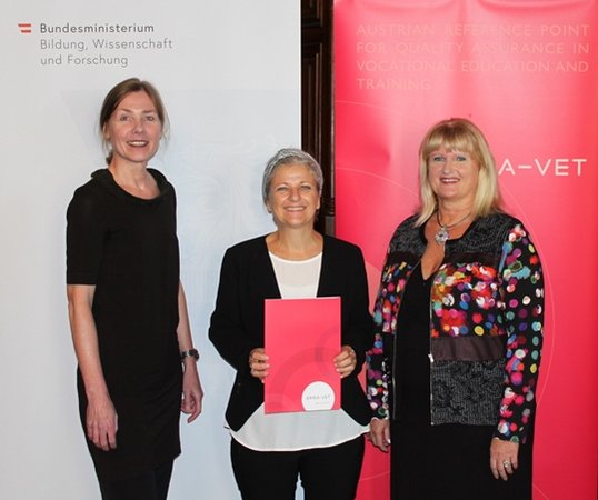 Barbara Egg erhält ihr Zertifikat zur zertifizierten Qualitätsprozessmanagerin von Helene Babel und Klaudia Lettmayr.