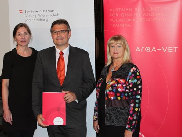 Heinz Peterschofsky erhält sein Zertifikat zum zertifizierten Qualitätsprozessmanager von Helene Babel und Klaudia Lettmayr.