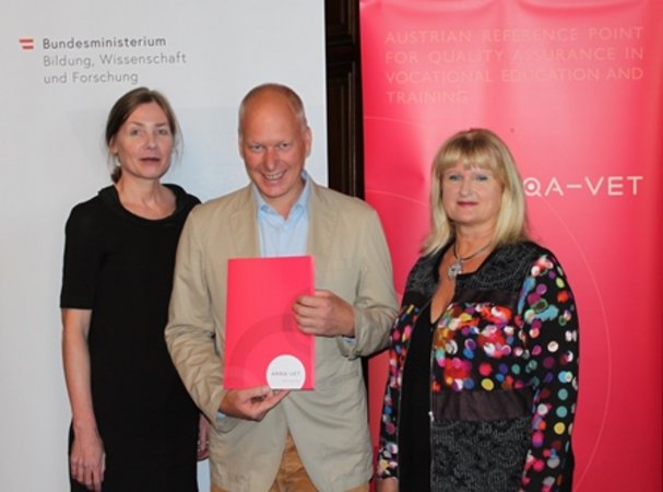 David Öfferlbauer erhält sein Zertifikat zum zertifizierten Qualitätsprozessmanagerin von Helene Babel und Klaudia Lettmayr.