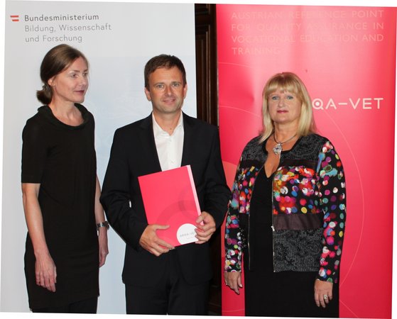 Martin Angerer erhält sein Zertifikat zum qualifizierten Qualitätsprozessmanager von Helene Babel und Klaudia Lettmayr