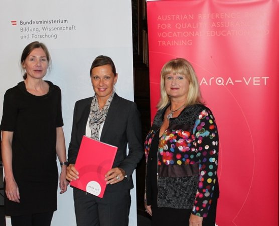 Gudrun Oswald erhält ihr Zertifikat zur zertifizierten Qualitätsprozessmanagerin von Helene Babel und Klaudia Lettmayr.