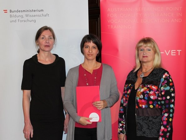 Birgit Hörmann erhält ihr Zertifikat zur zertifizierten Qualitätsprozessmanagerin von Helene Babel und Klaudia Lettmayr.