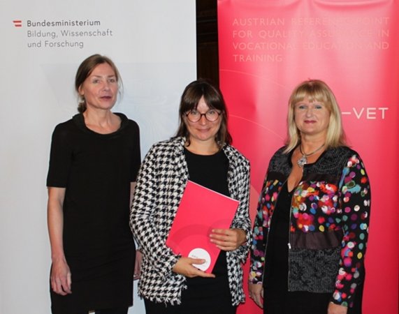 Karin Katstaller erhält ihr Zertifikat zur zertifizierten Qualitätsprozessmanagerin von Helene Babel und Klaudia Lettmayr.