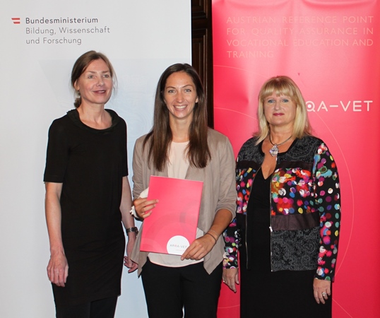  Michaela Hollaus erhält ihr Zertifikat zur zertifizierten Qualitätsprozessmanagerin von Helene Babel und Klaudia Lettmayr.