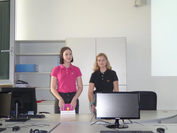 Zwei Schülerinnen  bei einer Präsentation im PC Raum der HAK Neusiedl