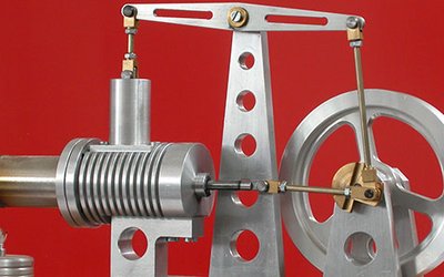Foto eines Stirlingmotors gefertigt von Schüler/innen der HTL-Steyr