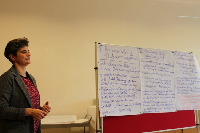 Cornelia Wagner-Herrbach präsentiert Ergebnisse des Workshops auf Flipcharts