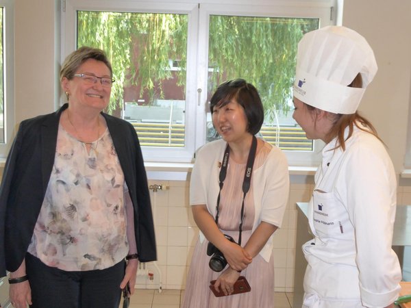 Sue Yang in der Küche der Wirtschafts- und Tourismusschule Pannoneum