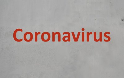 Schriftzug Coronavirus auf grauem Hintergrund